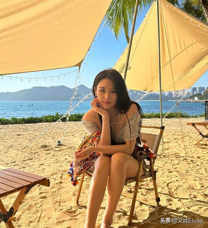 “军嫂”张馨予真嫁给爱情!海边度假穿着性感,老公镜头下似少女