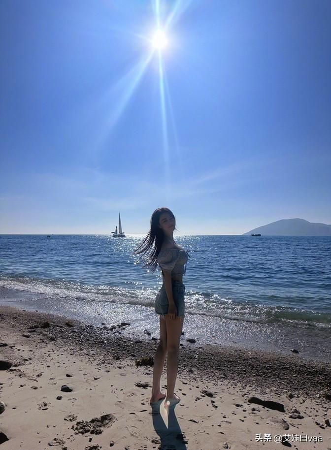 “军嫂”张馨予真嫁给爱情!海边度假穿着性感,老公镜头下似少女