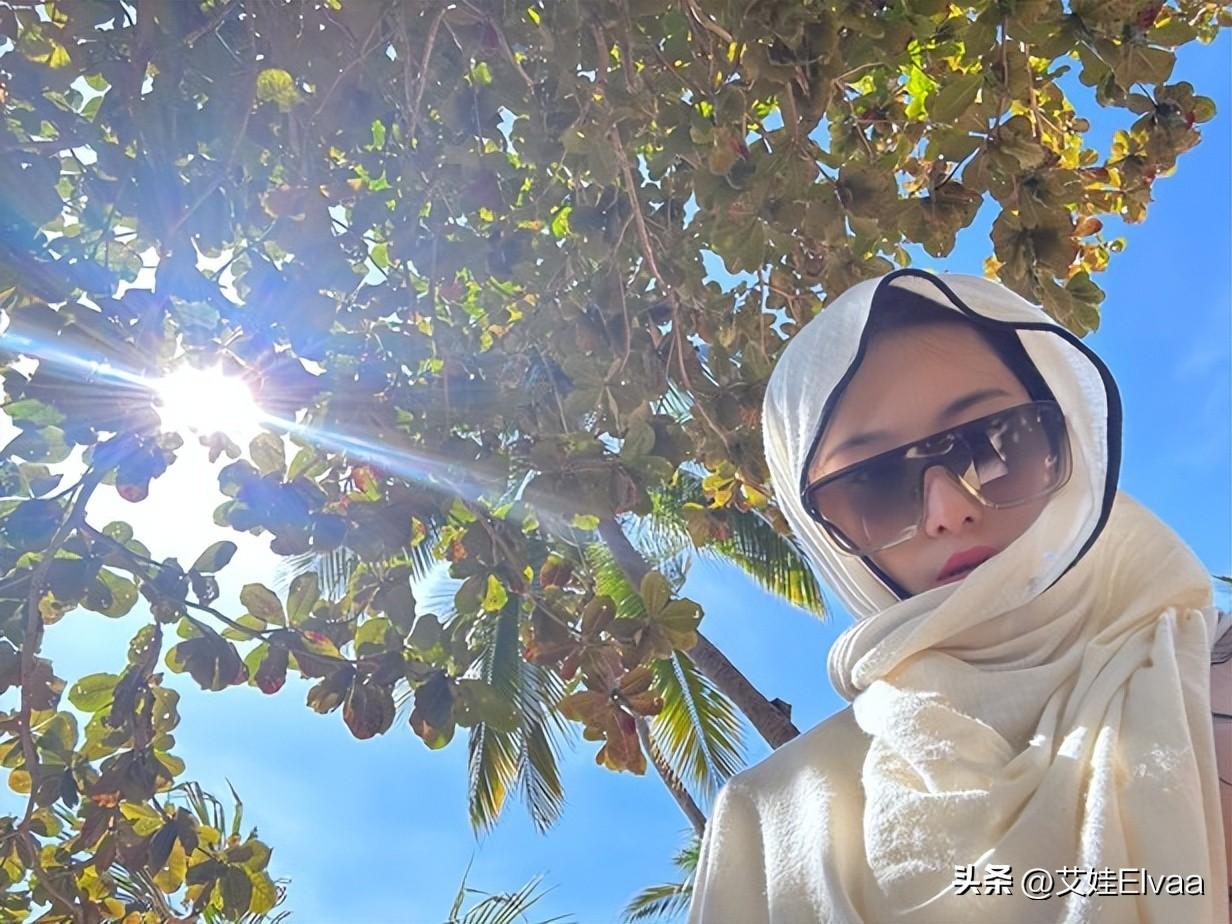 “军嫂”张馨予真嫁给爱情!海边度假穿着性感,老公镜头下似少女