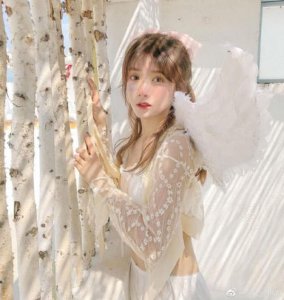 ​LOL美女主持写真引起争议，疑因尺度太大，网友：肉鸡知道吗？