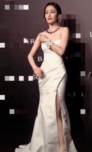 ​佟丽娅穿低胸裙罕秀事业线，动作妩媚吸睛，一双白嫩细腿超抢镜