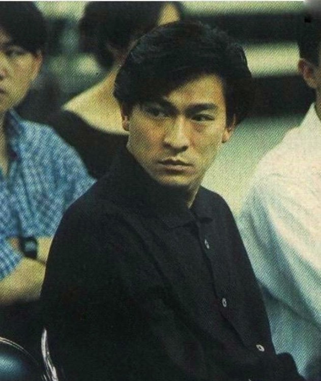 十张照片讲述黄家驹:图九和弟弟家强幼照,图十刘德华参加其葬礼