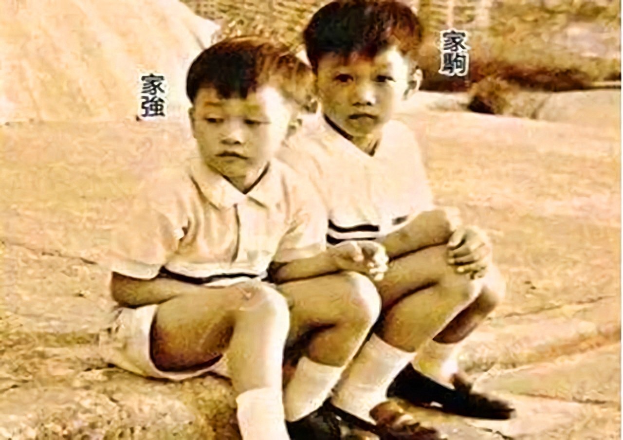 十张照片讲述黄家驹:图九和弟弟家强幼照,图十刘德华参加其葬礼