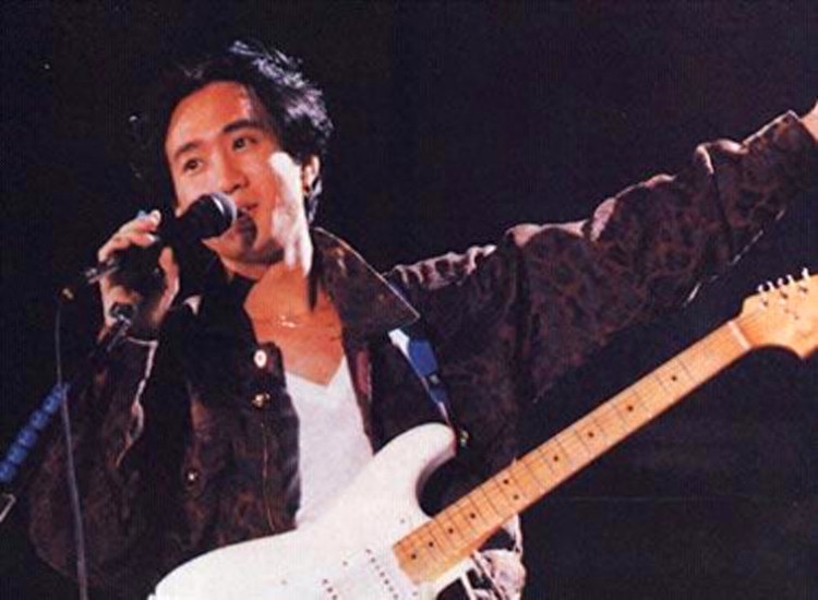 十张照片讲述黄家驹:图九和弟弟家强幼照,图十刘德华参加其葬礼