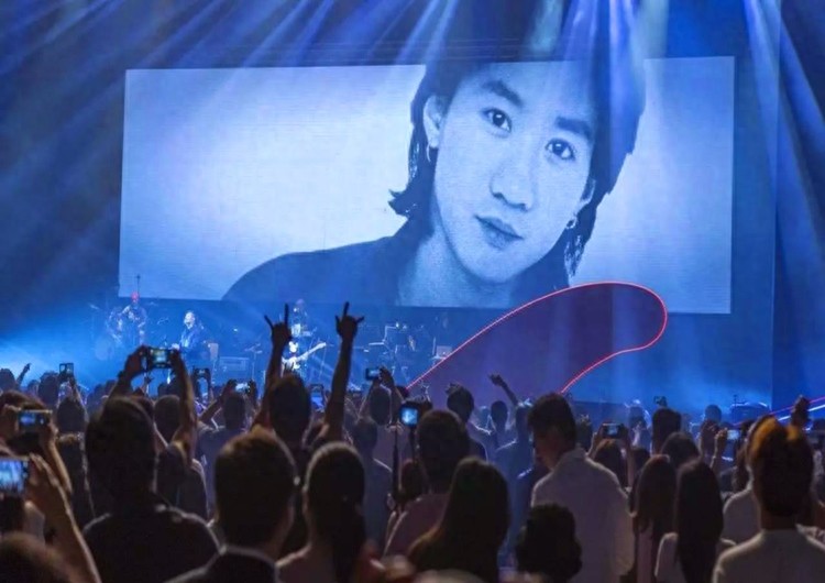 十张照片讲述黄家驹:图九和弟弟家强幼照,图十刘德华参加其葬礼