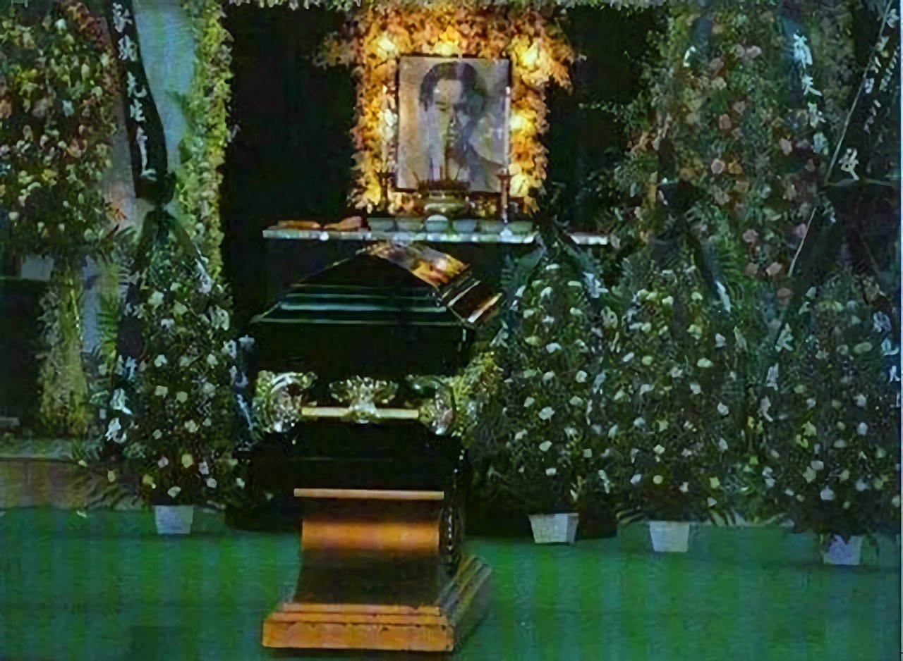 十张照片讲述黄家驹:图九和弟弟家强幼照,图十刘德华参加其葬礼