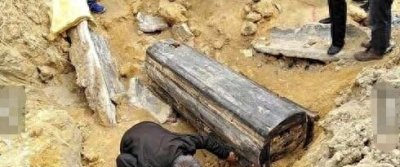 ​村民修路挖出完整古尸 肉身和衣服都未腐烂