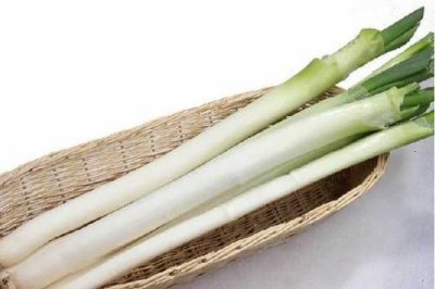 ​葱白煮水的功效与禁忌（葱白煮水的好处与注意事项）