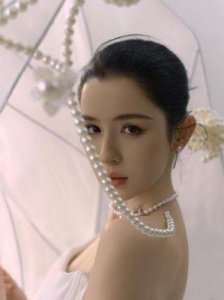 ​凭借女主角的高颜值，这部剧必定备受关注，异域美貌的哈妮克孜令人惊艳不已