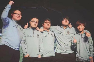 ​老IG当年被扔矿泉水瓶子，是因为颜值低？其实Faker也很丑