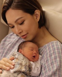 ​恭喜！43岁朱慧敏宣布二胎诞子，三年抱俩儿女双全，拍四口全家福