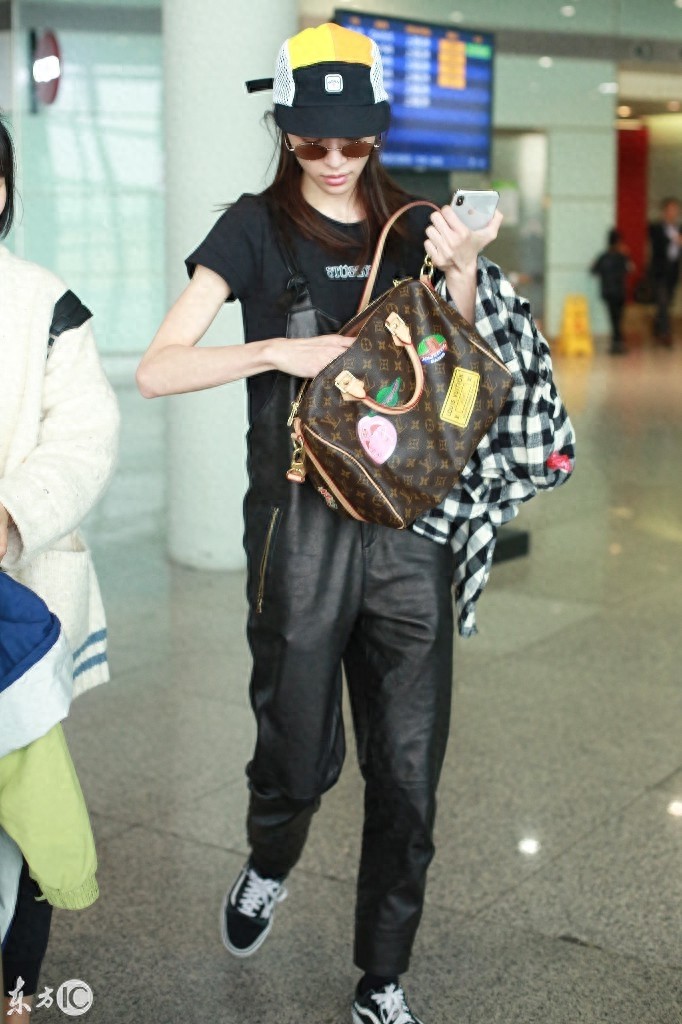 钟楚曦现身机场，168cm干练十足，饰演《芳华》萧穗子！