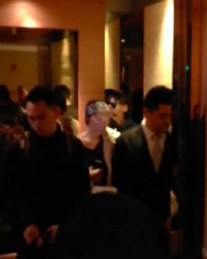 李易峰眼蒙纱布疑似受伤,笑打招呼尽显敬业本色!