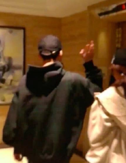 李易峰眼蒙纱布疑似受伤,笑打招呼尽显敬业本色!