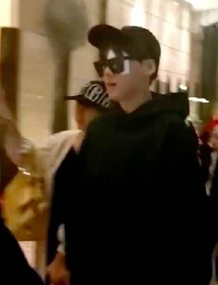 李易峰眼蒙纱布疑似受伤,笑打招呼尽显敬业本色!