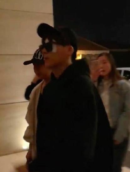 李易峰眼蒙纱布疑似受伤,笑打招呼尽显敬业本色!