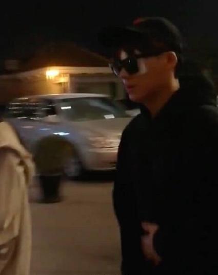 李易峰眼蒙纱布疑似受伤,笑打招呼尽显敬业本色!