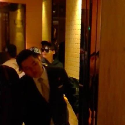 李易峰眼蒙纱布疑似受伤,笑打招呼尽显敬业本色!