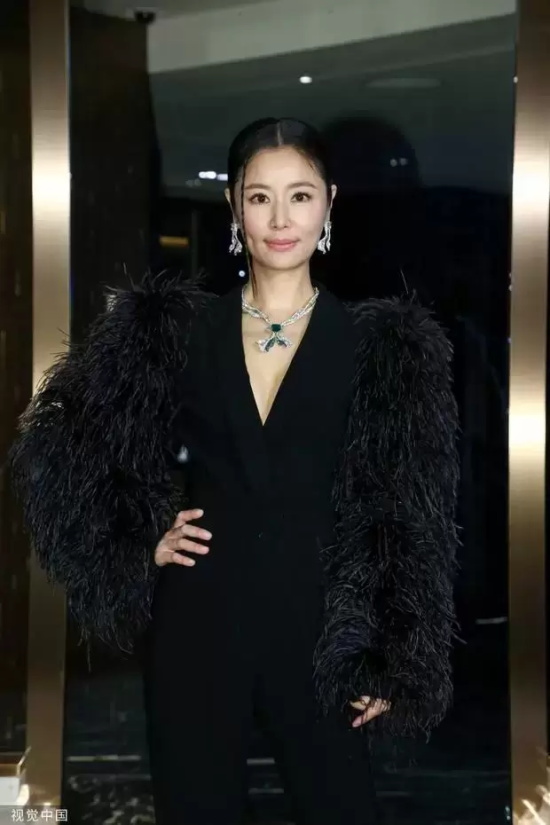 林心如林熙蕾赵心绮出席某活动，三人同框合影气质超凡