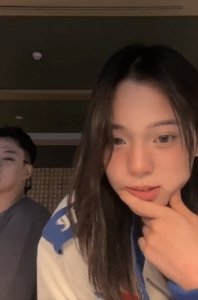 ​欧阳娜娜直播回应猫咪纹 承认自己有容貌焦虑