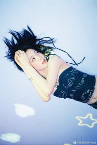 ​欧阳娜娜晒街头风美照 穿挂脖工装又甜又酷