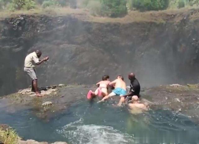 世界上最恐怖的游泳池,让人看了就害怕,你敢去试试么?