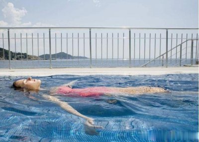 ​世界上最恐怖的游泳池，让人看了就害怕，你敢去试试么？