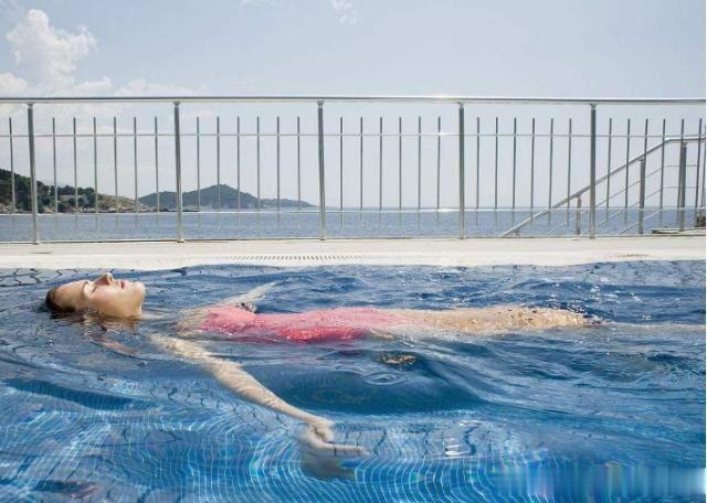 世界上最恐怖的游泳池,让人看了就害怕,你敢去试试么?