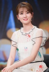 ​乔欣嫁入深圳500亿豪门：娘家父母身家80亿，2人相恋经历曲折离奇