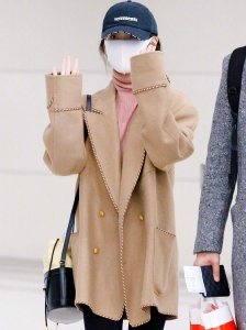​IU李知恩只有162cm，穿呢外套走机场，五五分居然也有范？