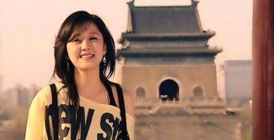 ​她是合唱《北京欢迎你》的唯一外国歌手，因一句玩笑话被封13年