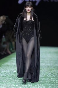 ​主持人李艾45岁 回归模特走秀 1.2米超级大长腿给我们亿点点震撼