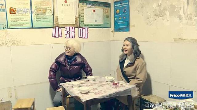 邓莎母女逛农贸,进饭店,价位却暴露了邓莎妈妈的真实消费水平!