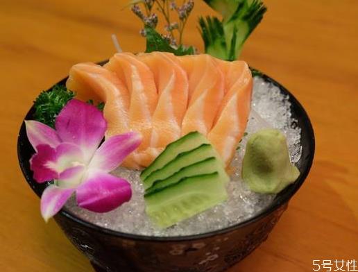 刺身为什么要放柠檬 刺身的柠檬怎么用 刺身为什么要放柠檬 刺身的柠檬怎么用