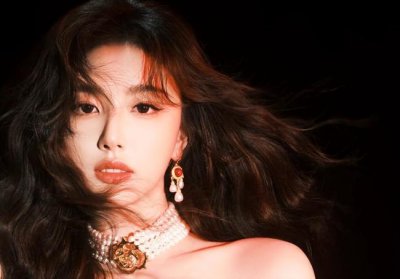 ​孔雪儿晒与喻言合照 复古珍珠名伶造型变白天鹅