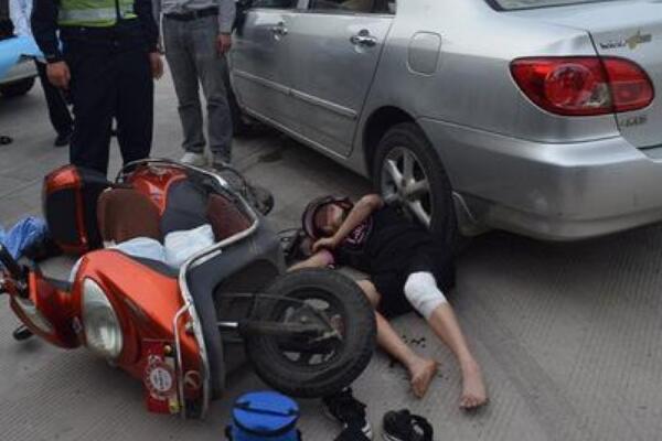 生活交警电话是112还是122：122（发生交通事故时可以拨打）  2