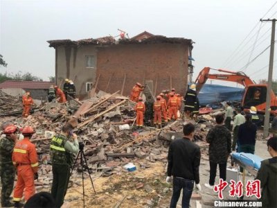 ​湖北荆门一民房坍塌致4人被困