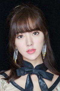 ​阿兰亮相笑容清纯可人 仙女气质出尘脱俗