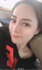 ​阿娇久违晒自拍锁骨性感 对镜甜笑皮肤透亮似少女