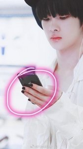 ​周震南最新机场造型来了，这次是周震南花朵衬衫，仍然是涂着指甲油