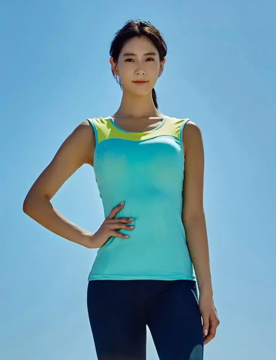 亚洲第一美女李成敏瑜伽写真,运动服也挡不住姐姐的魅力