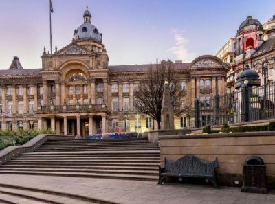 ​维多利亚广场非常繁华，在这里每天都能感受到，最古典的英伦景观