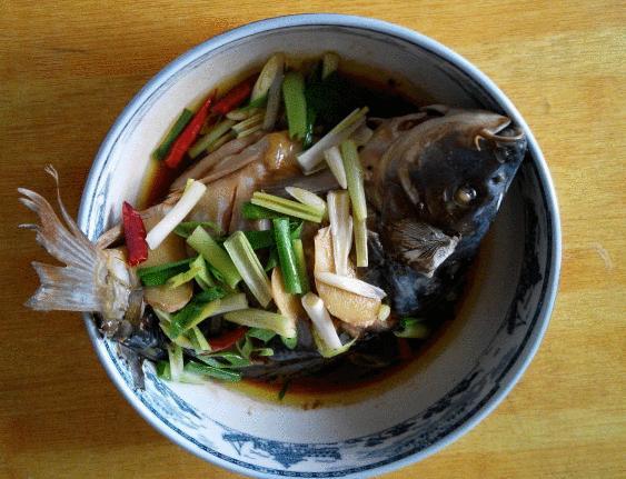 清蒸鲈鱼到底蒸“几分钟”最好? 我总做错, 难怪肉质偏老!