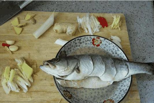 清蒸鲈鱼到底蒸“几分钟”最好? 我总做错, 难怪肉质偏老!