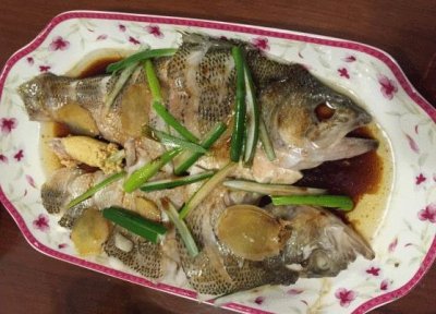 ​清蒸鲈鱼到底蒸“几分钟”最好? 我总做错, 难怪肉质偏老!