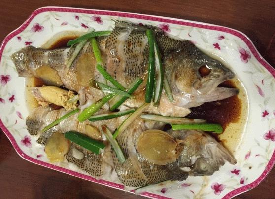 清蒸鲈鱼到底蒸“几分钟”最好? 我总做错, 难怪肉质偏老!