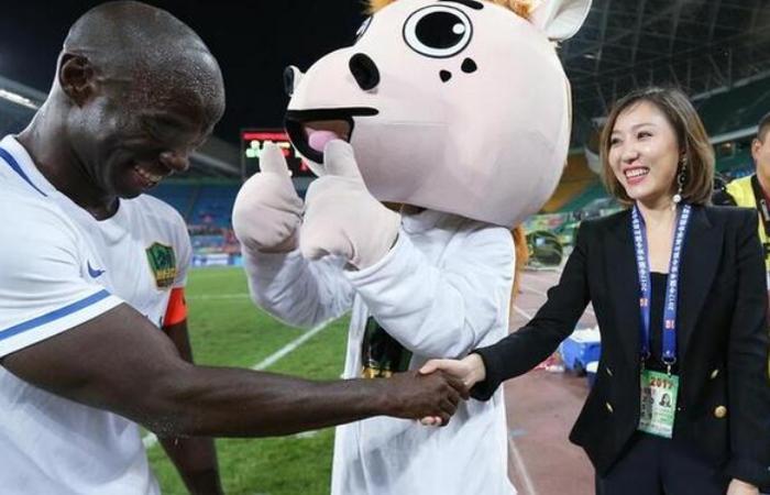 她是中国最美女老板，28岁身价过亿，手下全是帅哥却至今单身