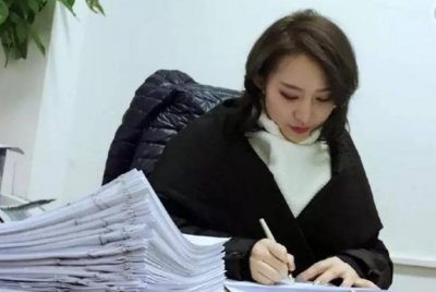 ​她是中国最美女老板，28岁身价过亿，手下全是帅哥却至今单身