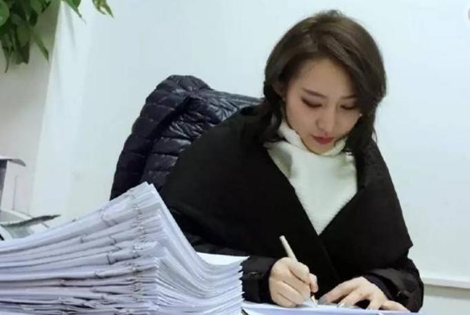 她是中国最美女老板，28岁身价过亿，手下全是帅哥却至今单身