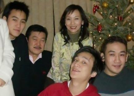 赵雅芝的三个儿子, 两个与前夫所生, 小儿子被赞最帅星二代